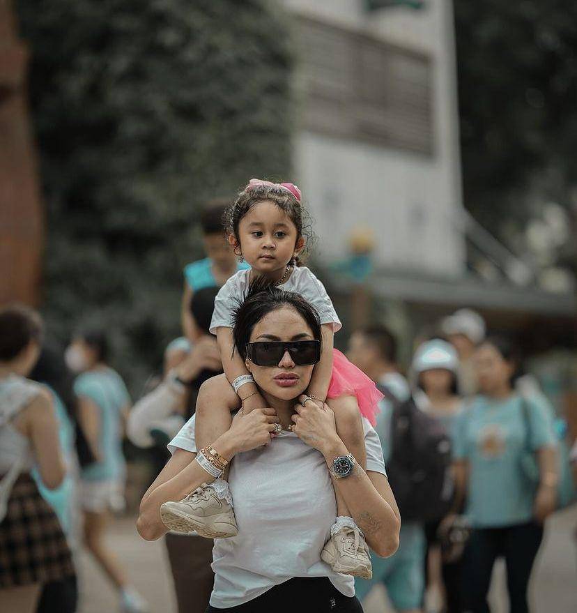 potret Nikita Mirzani momong keponakan Rizky Irmansyah (Instagram.com/nikitamirzanimawardi_172)