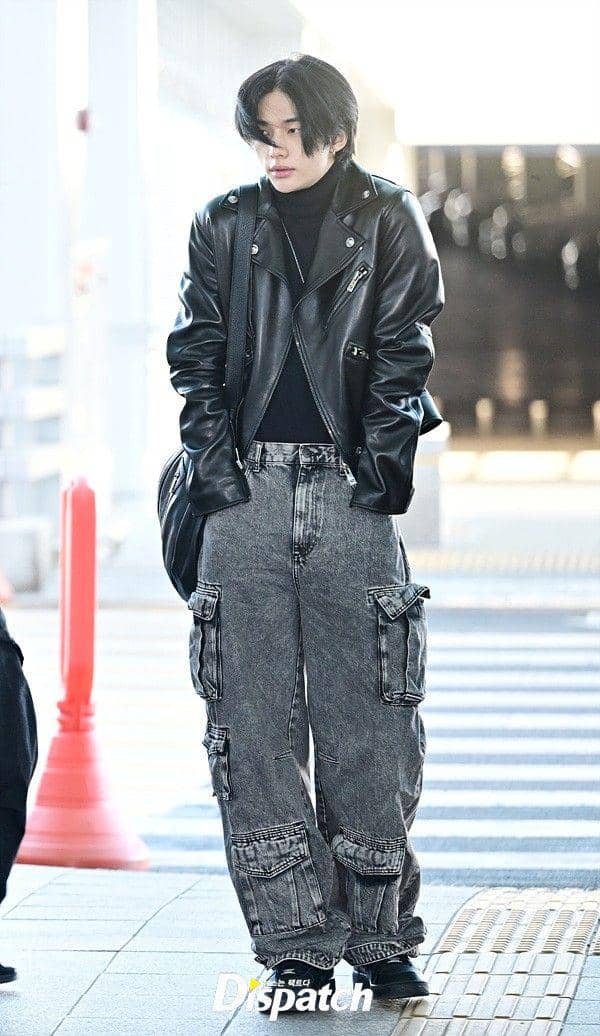 celana oversize ala Hyunjin Stray Kids (dok. dispatch.co.kr/Jeong Youngwoo)