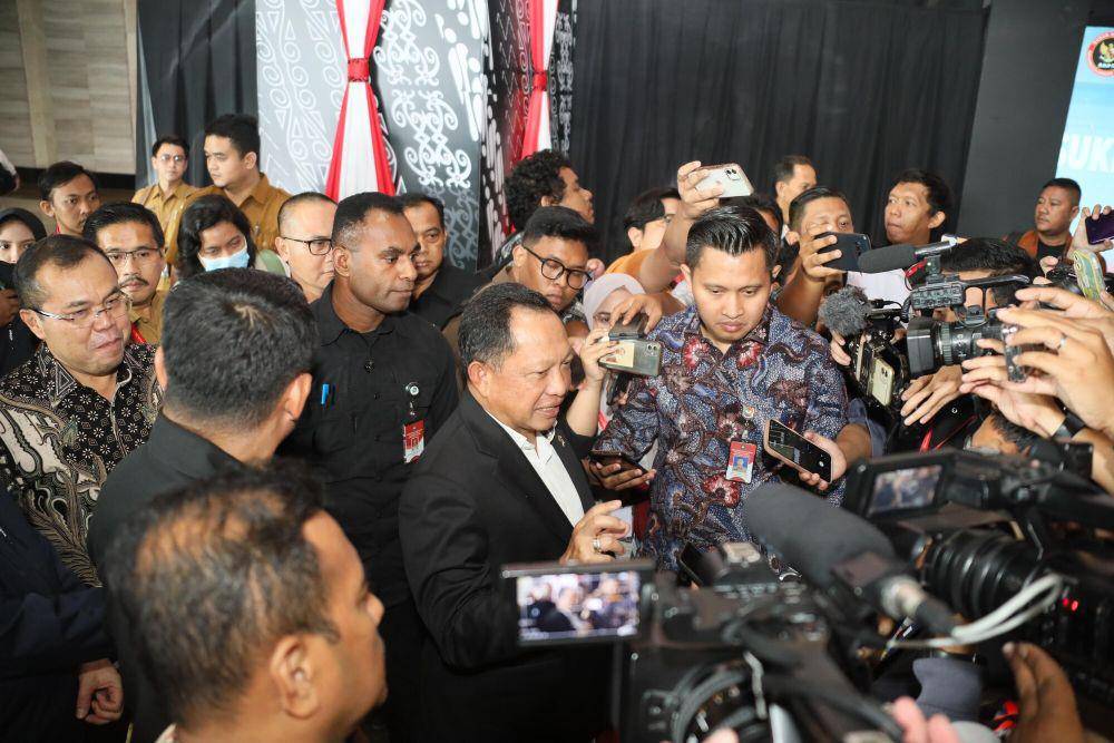 Menteri Dalam Negeri (Mendagri) sekaligus Pelaksana Tugas (Plt.) Menteri Koordinator (Menko) Bidang Politik, Hukum, dan Keamanan (Polhukam) Muhammad Tito Karnavian mengatakan, pelaksanaan Pemilu 2024 telah berjalan dengan aman dan lancar. (Dok. Kemendagri)