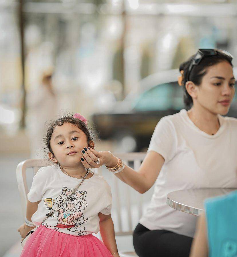 potret Nikita Mirzani momong keponakan Rizky Irmansyah (Instagram.com/nikitamirzanimawardi_172)