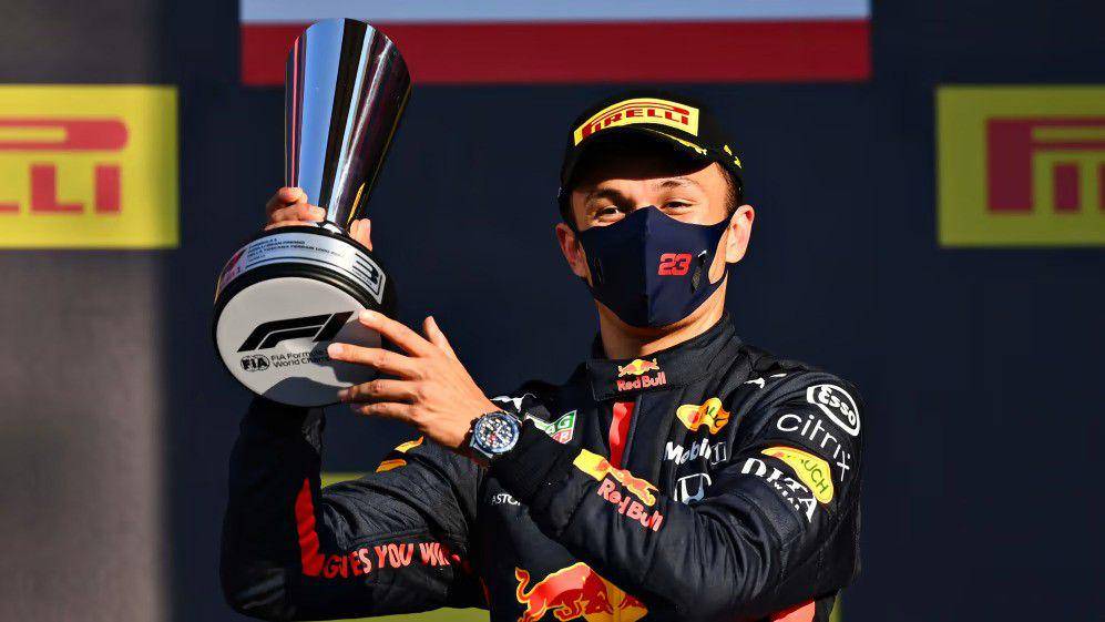 Alexander Albon mengangkat trofi usai finis ketiga di GP Tuscany 2020. (formula1.com)