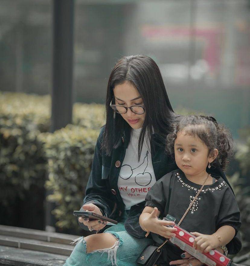 potret Nikita Mirzani momong keponakan Rizky Irmansyah (Instagram.com/nikitamirzanimawardi_172)