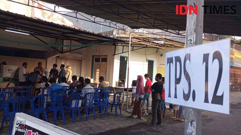Ilustrasi warga di Kota Mataram menggunakan hak pilihnya pada 14 Februari 2024. (IDN Times/Muhammad Nasir)