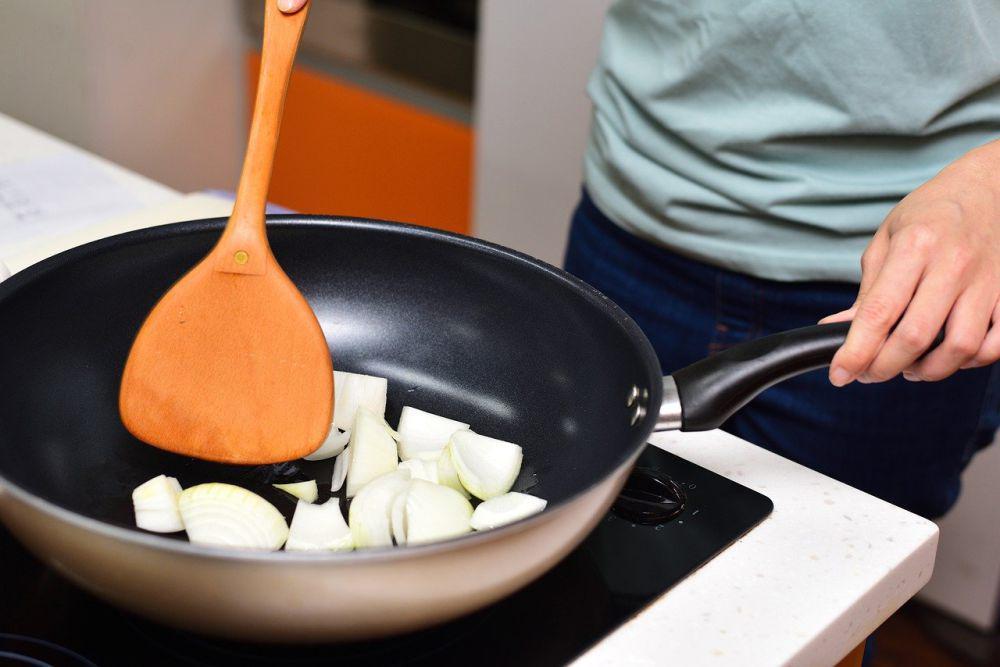 10 Tips Masak Bawang Bombay agar Tak Gosong dan Layu, Mudah Banget!