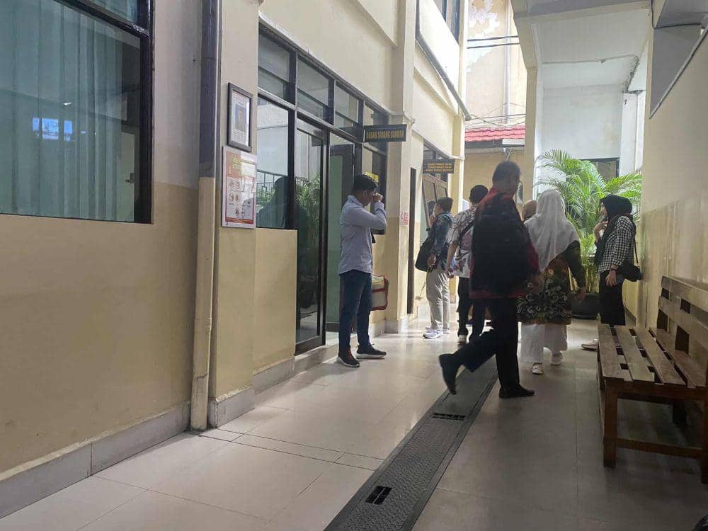 Keluarga ABH menunggu persidangan mulai.