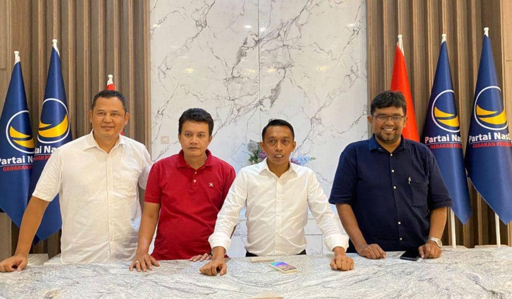 Sekretaris DPW NasDem Sulsel Syaharuddin Alrid (kedua dari kanan), salah satu caleg DPRD Sulsel. (Dok. NasDem)