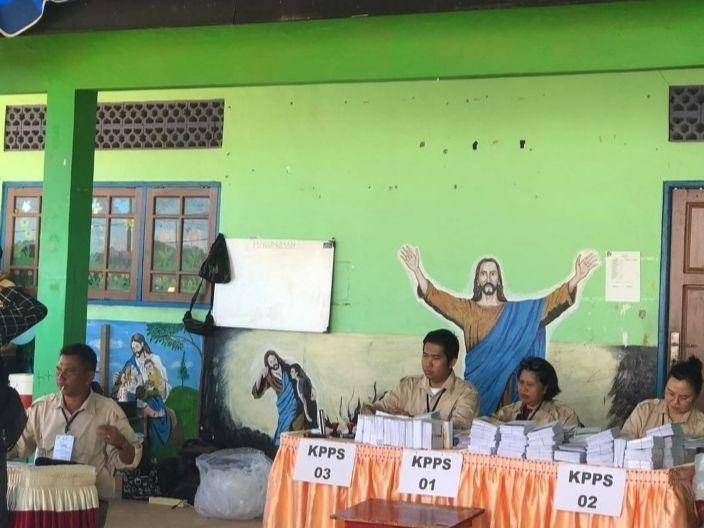 TPS dengan dekorasi unik (twitter.xom/ayamgota)