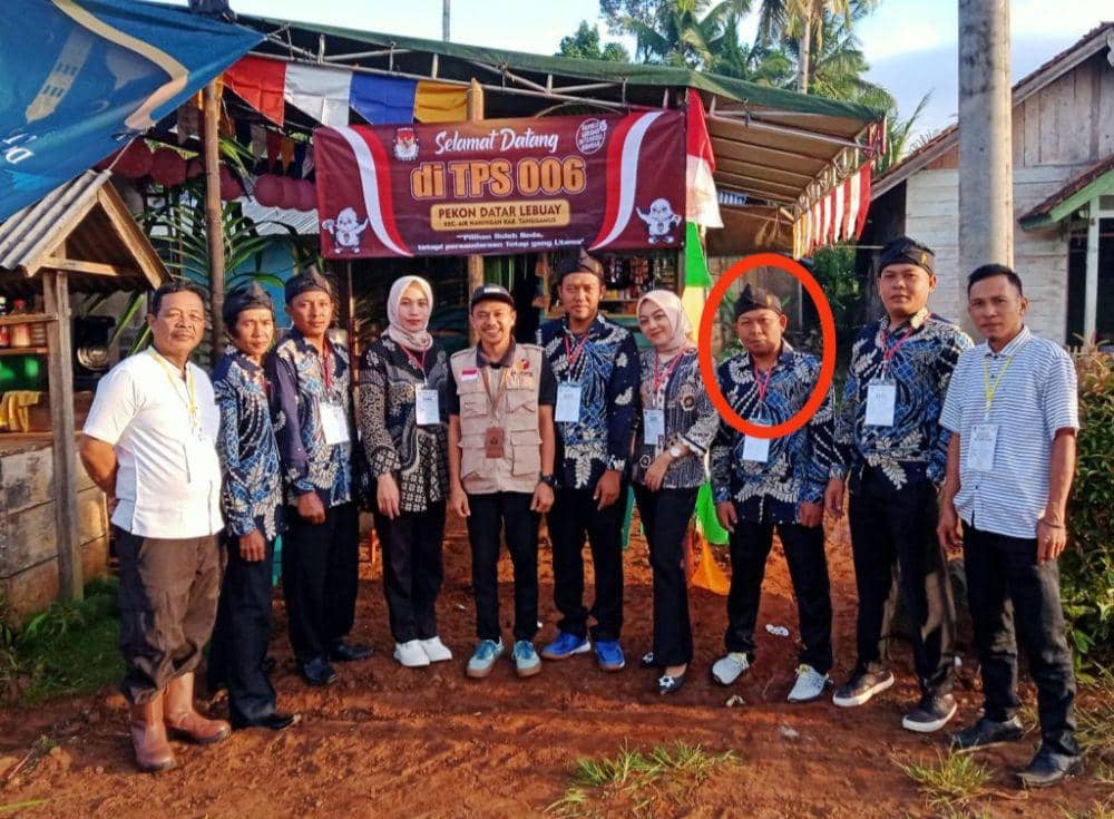 Nizar Efendi, swafoto bersama Anggota KPPS TPS 06 Pekon Datar Lebuay, Desa Datar Lebuay, Kecamatan Air Naningan, Kabupaten Tanggamus. (IDN Times/Istimewa).
