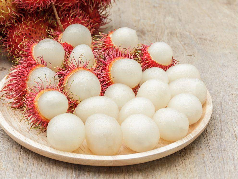 ilustrasi buah rambutan (freepik.com/suksao)