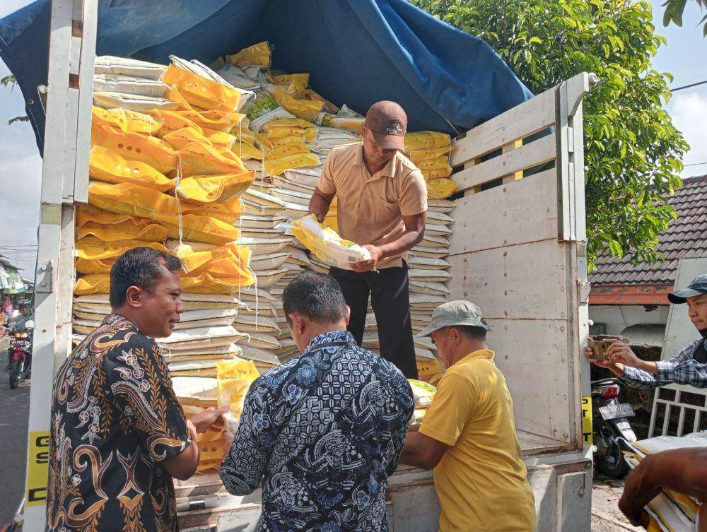 Bulog salurkan beras SPHP di pasar Sayur Magetan. (IDN Times/ Riyanto)