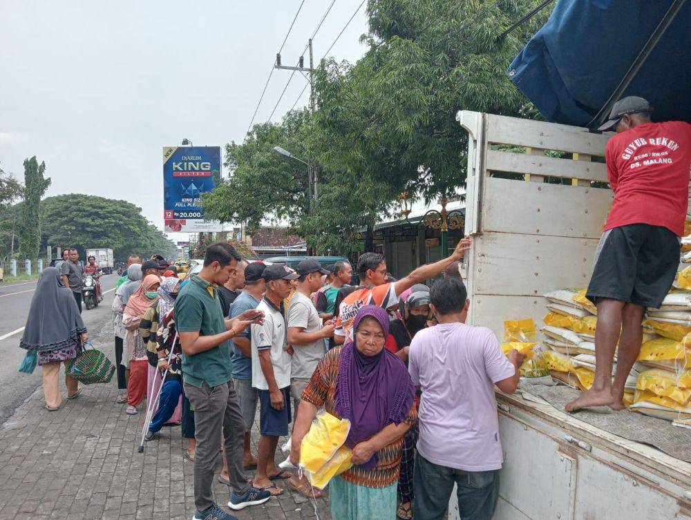 Foto dokumen warga membeli beras langsung dari operasi pasar Bulog. IDN Times/ Riyanto