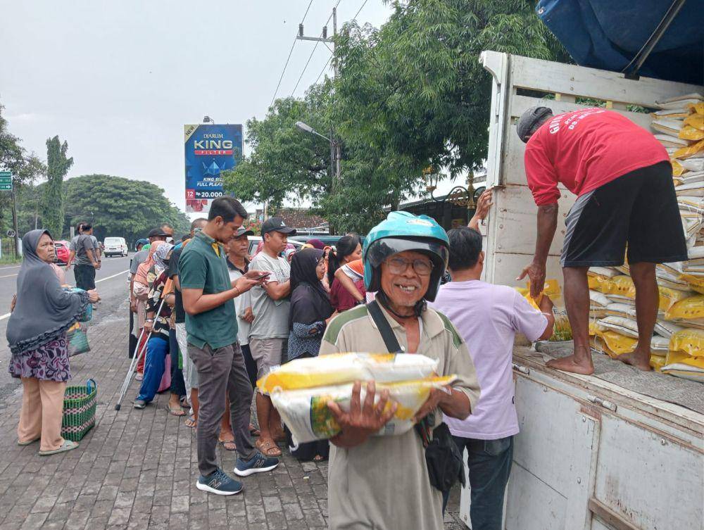 Foto dokumen warga membeli beras langsung dari operasi pasar Bulog. IDN Times/ Riyanto