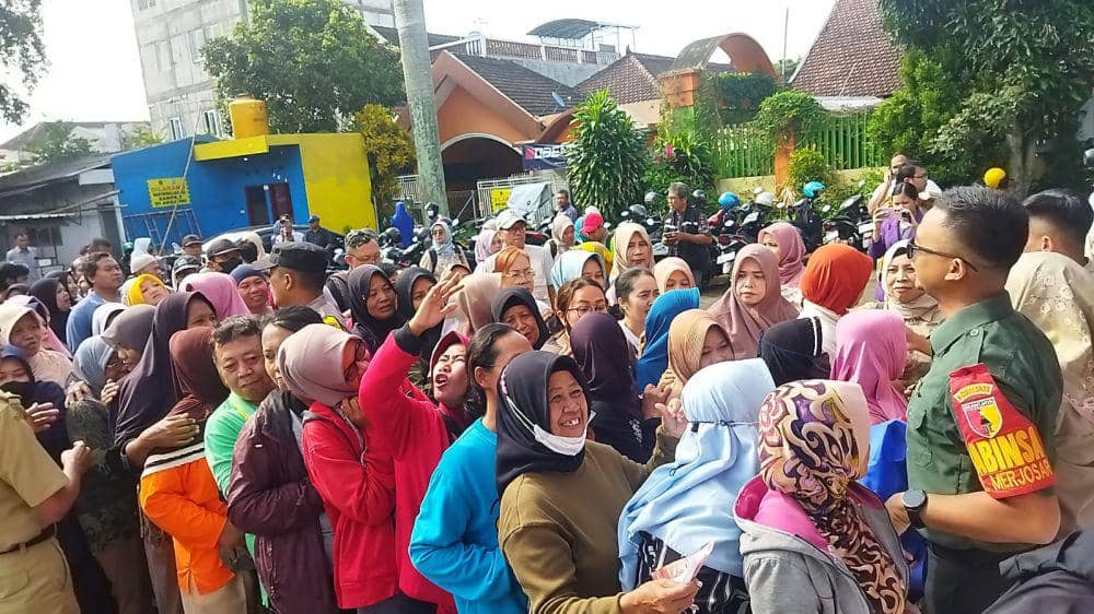 Warga menyerbu pasar sembako murah oleh Pemkot Malang di Lapangan Merjosari. (IDN Times/Rizal Adhi Pratama)