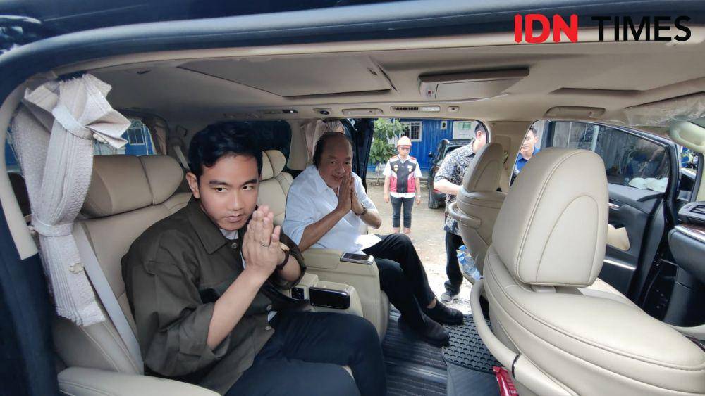 Gibran Rakabuming dan Bos Mayapada Grub Dato Sri Tahir mengunjungi proyek pembangunan museum sains dan teknologi Solo. (IDN Times/Larasati Rey)