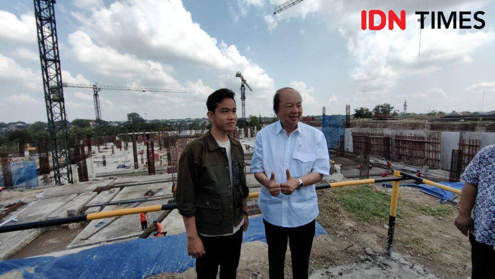 Gibran Rakabuming dan Bos Mayapada Grub Dato Sri Tahir mengunjungi proyek pembangunan museum sains dan teknologi Solo. (IDN Times/Larasati Rey)