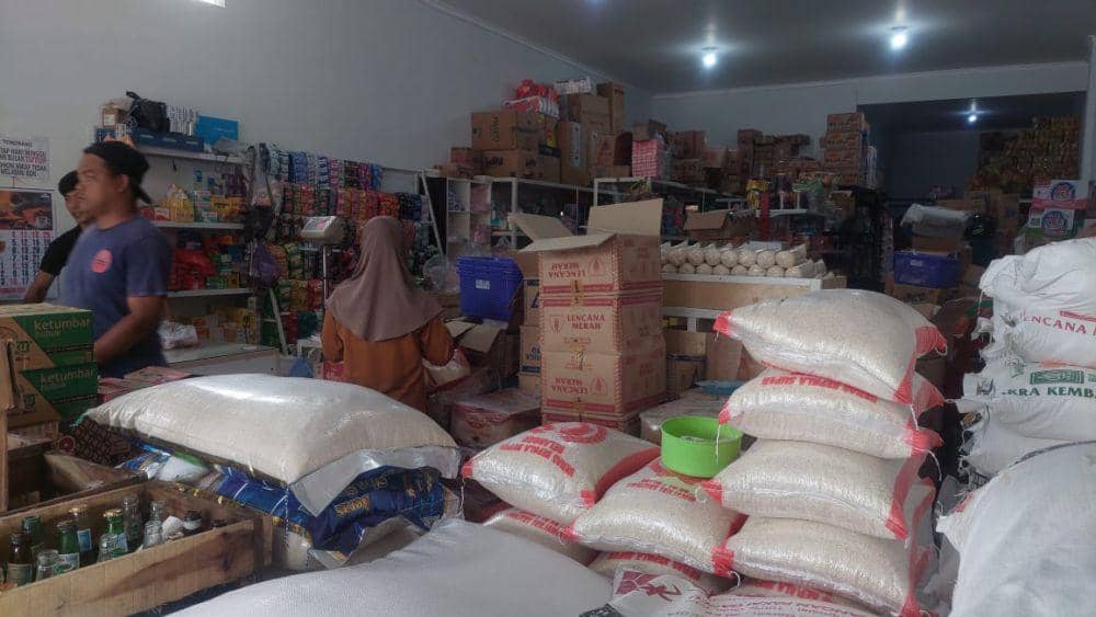 Aktivitas jual beli beras di toko sembako pasar Dolopo Madiun. IDN Times/ Riyanto