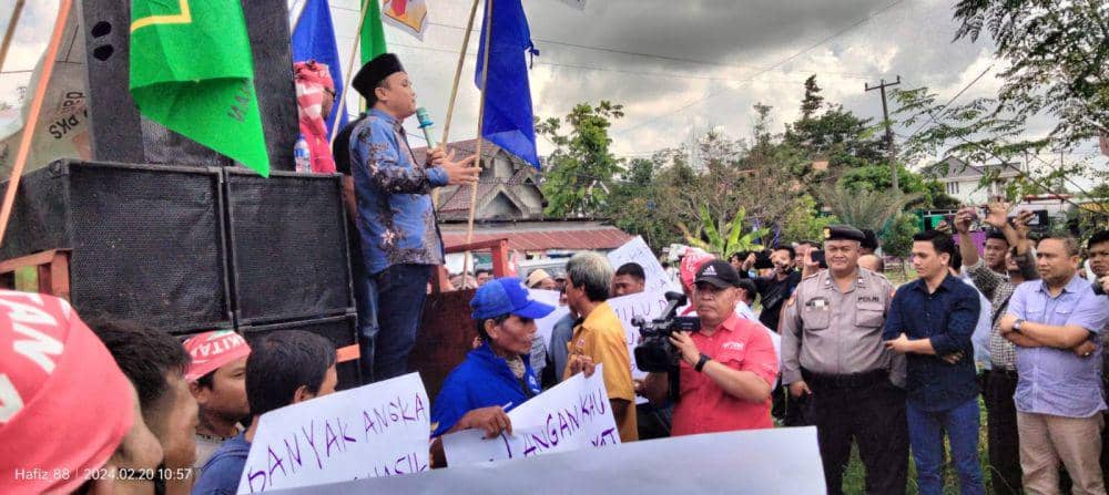 (Ratusan massa saat mendatangi KPU Muba guna menuntut penghitungan ulang suara) IDN Times/istimewa