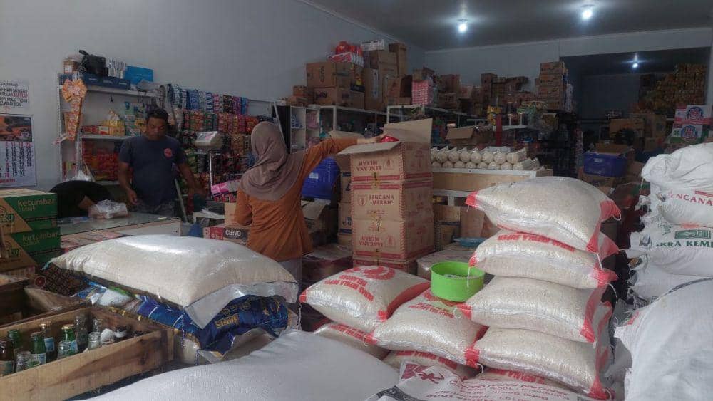 Aktivitas jual beli beras di toko sembako pasar Dolopo Madiun. IDN Times/ Riyanto