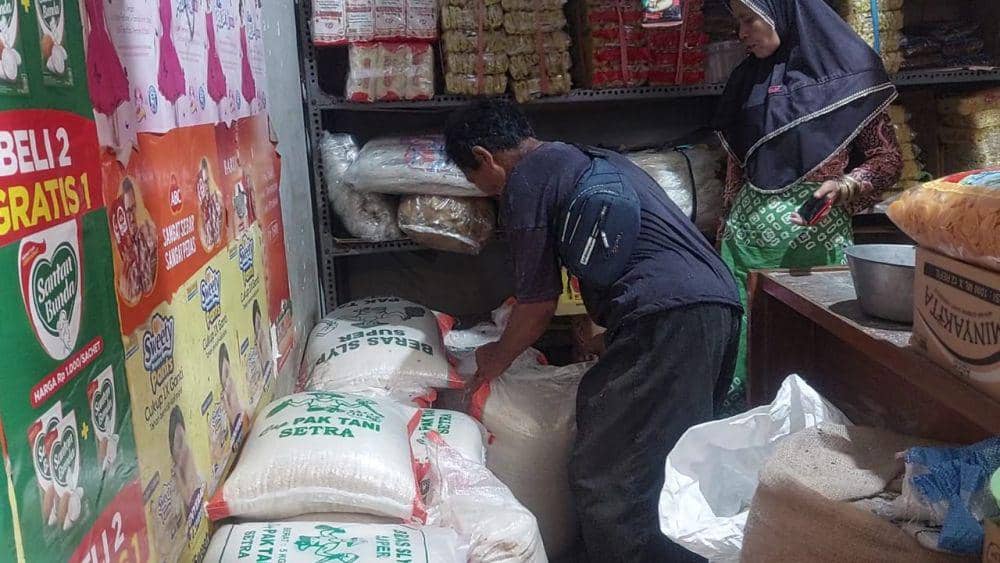 Aktivitas jual beli beras di toko sembako pasar Dolopo Madiun. IDN Times/ Riyanto