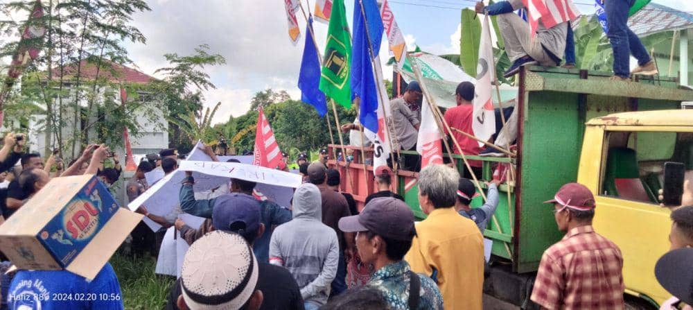 (Ratusan massa saat mendatangi KPU Muba guna menuntut penghitungan ulang suara) IDN Times/istimewa