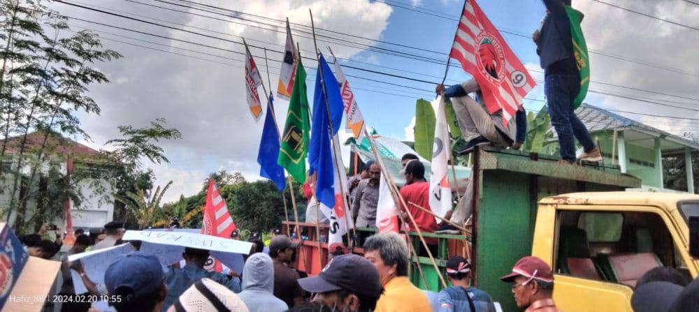 (Ratusan massa saat mendatangi KPU Muba guna menuntut penghitungan ulang suara) IDN Times/istimewa