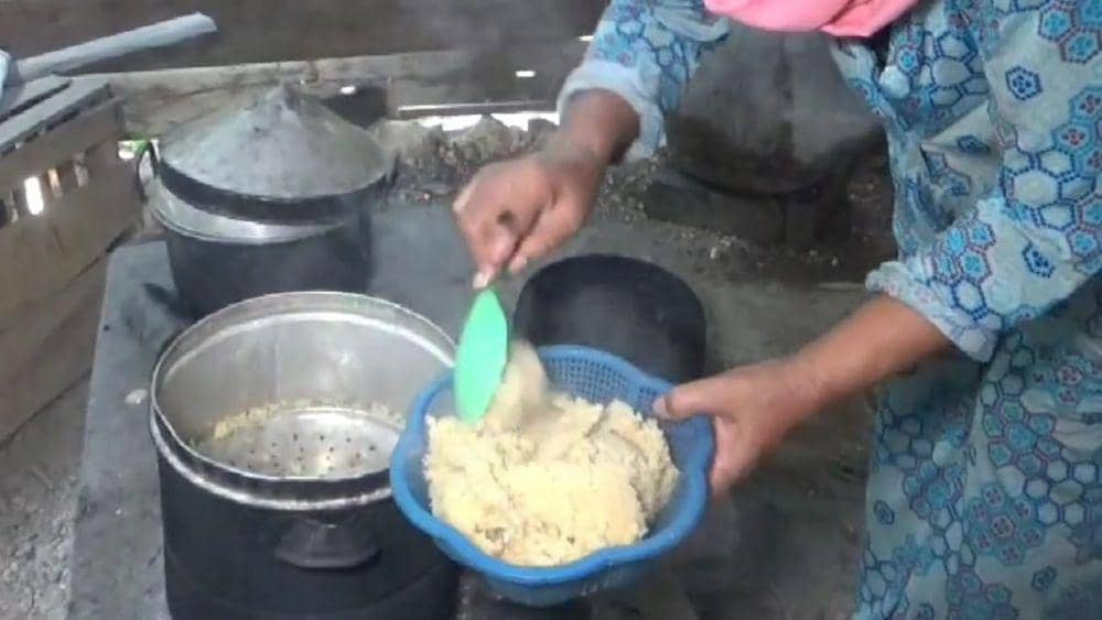 Demi berhemat, keluarga Sulastri (55) warga Desa Gandong, Kecamatan Bringin Ngawi konsumsi nasi campur tiwul. IDN Times/ Riyanto