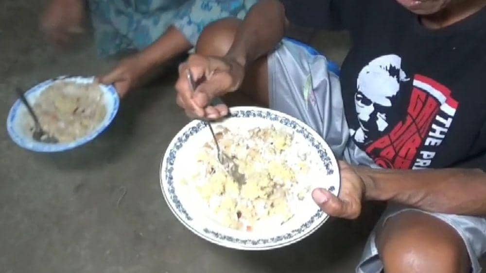 Demi berhemat, keluarga Sulastri (55) warga Desa Gandong, Kecamatan Bringin Ngawi konsumsi nasi campur tiwul. IDN Times/ Riyanto