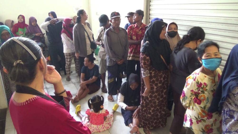 Potret antrian beli beras masih terjadi di pasar Besar Ngawi. IDN Times/ Riyanto