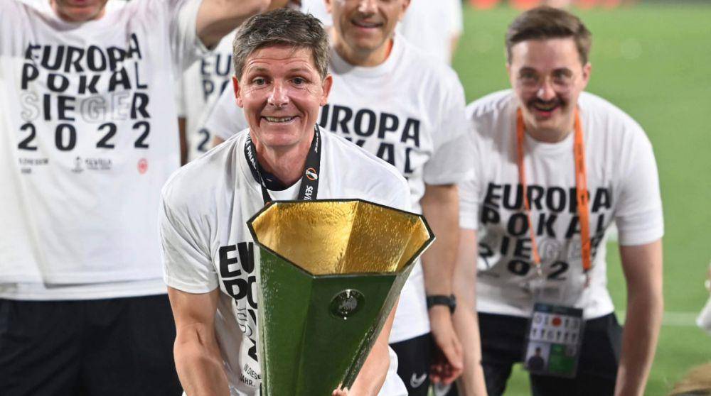 Oliver Glasner berselebrasi usai membawa Eintracht Frankfurt menjuarai Liga Europa 2021/2022. (bundesliga.com)