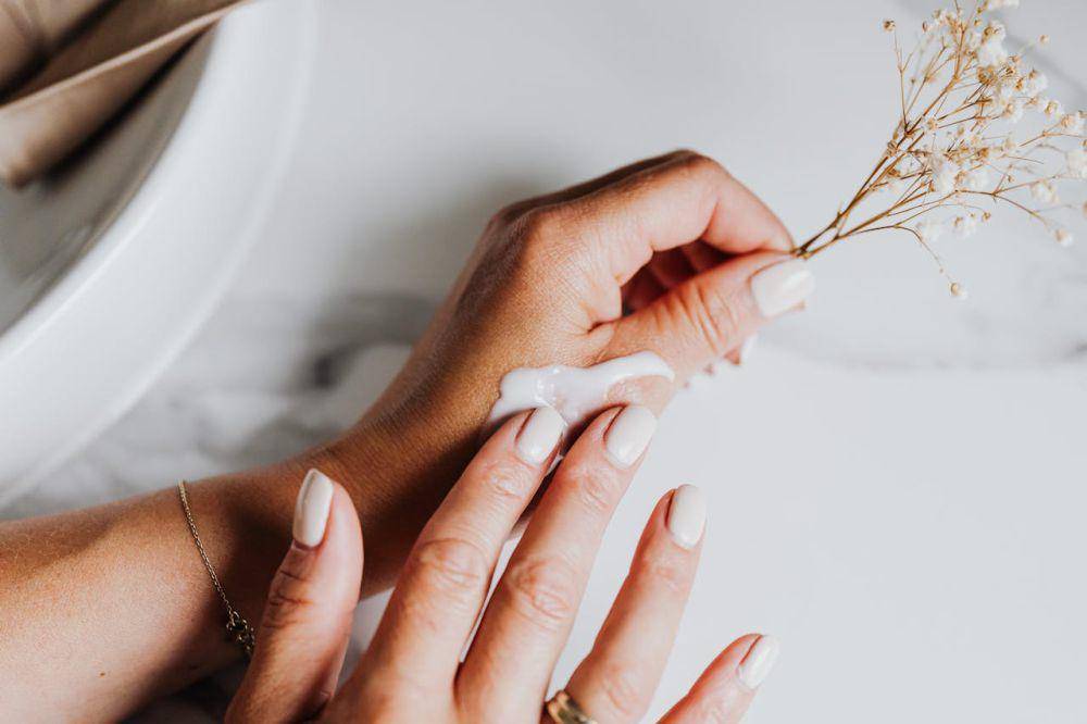 5 Pertimbangan Membeli Hand Cream yang Tepat untuk Merawat Tangan