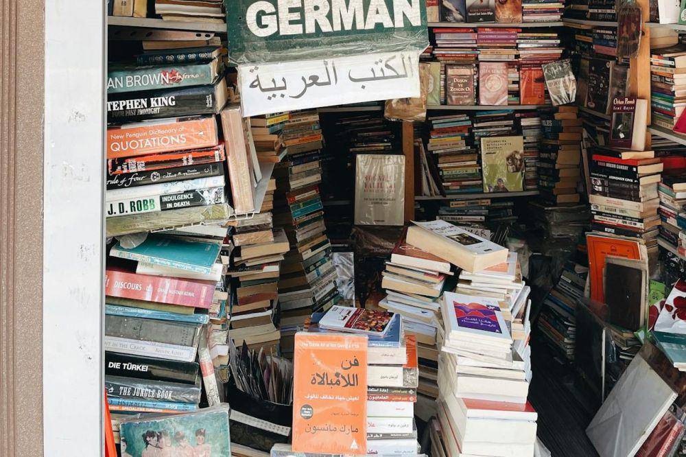 tumpukan buku bekas (Pexels.com/Life Folk)