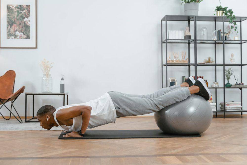 ilustrasi latihan push up (pexels.com/MART PRODUCTION)