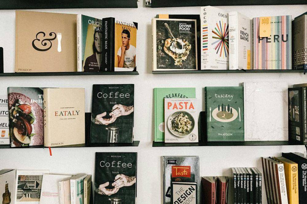 rak buku (Pexels.com/Marta Dzedyshko)