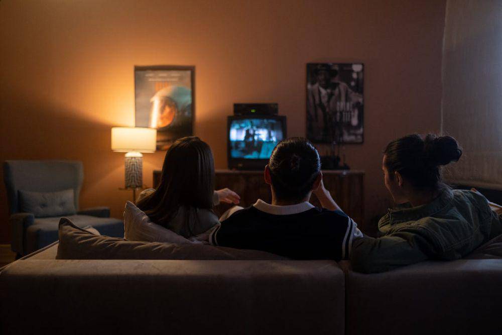 ilustrasi nonton film horor (pexels.com/Ron Lach)