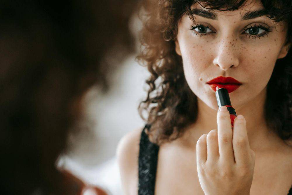 ilustrasi mengaplikasikan lipstik (pexels.com/Sam Lion)