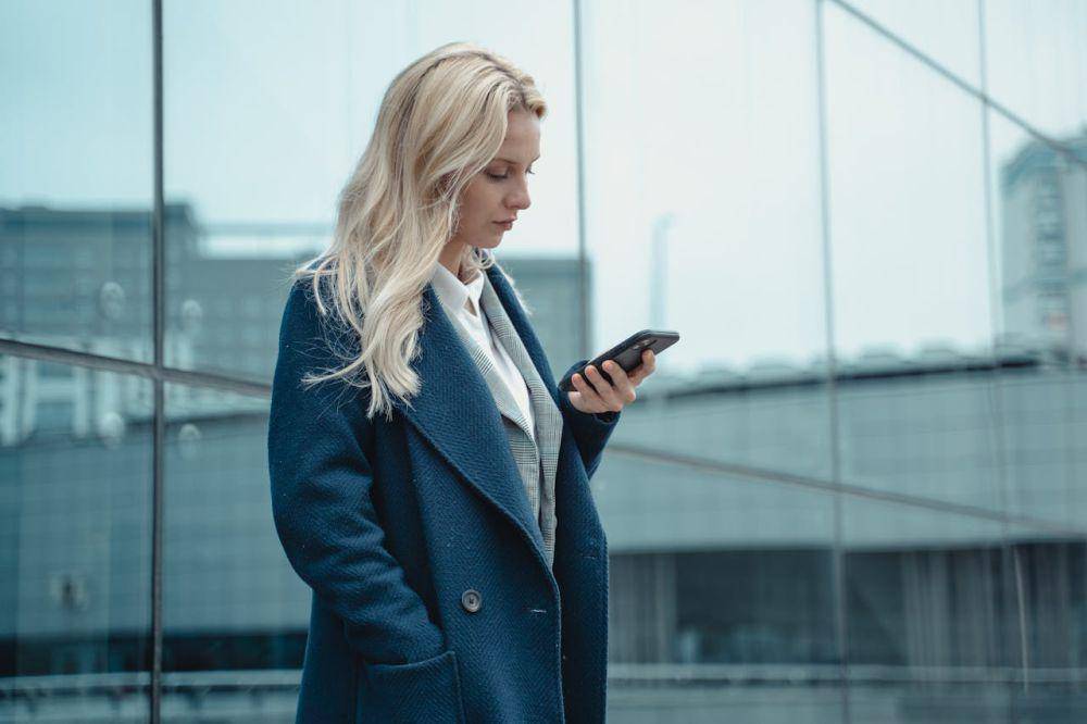 ilustrasi melihat smartphone (pexels.com/Tima Miroshnichenko)