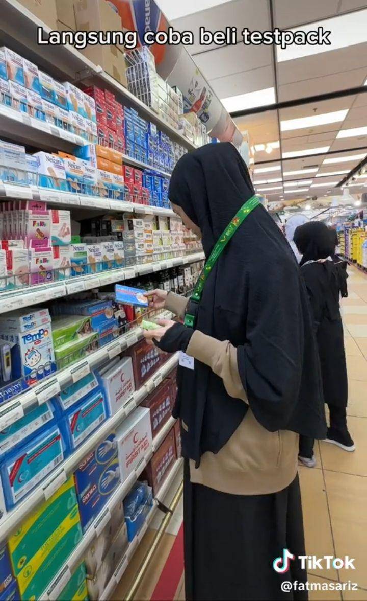 Momen Fatmasari, Istri Alfy Saga Umumkan Kehamilan Kedua Saat Umrah (Tiktok.com/fatmasariz)
