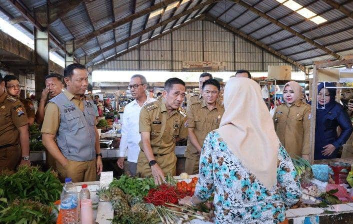 Wako Palembang pantau harga pangan di sejumlah pasar di 13 kecamatan (IDN Times/Dok. Kominfo Palembang)