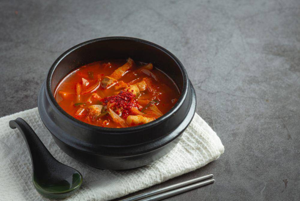 kimchi jjigae (vecteezy.com/eakmoto271144306)