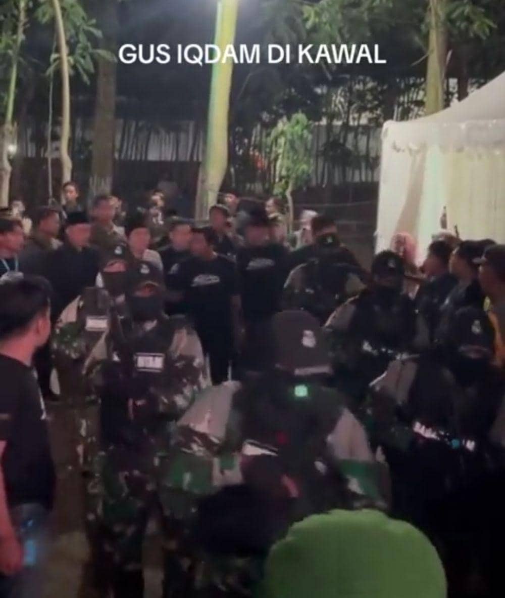 Pengajian  Gus Iqdam yang dikawal prajurit TNI Angkatan Darat. (www.x.com/@Seranganfajar4)