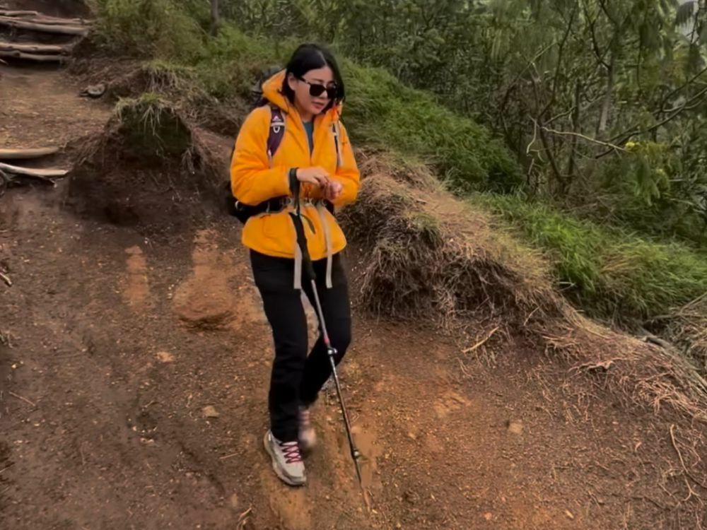 9 Potret Wendy Walters Mendaki Gunung Sumbing, Kena Badai Pasir