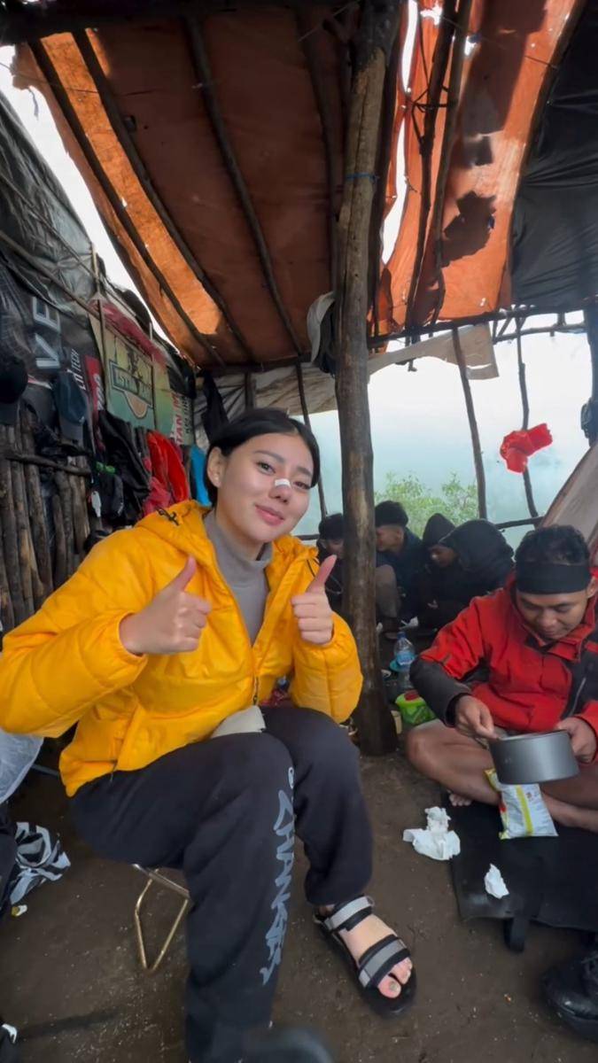 potret Wendy Walters mendaki Gunung Sumbing (instagram.com/wendywalters)
