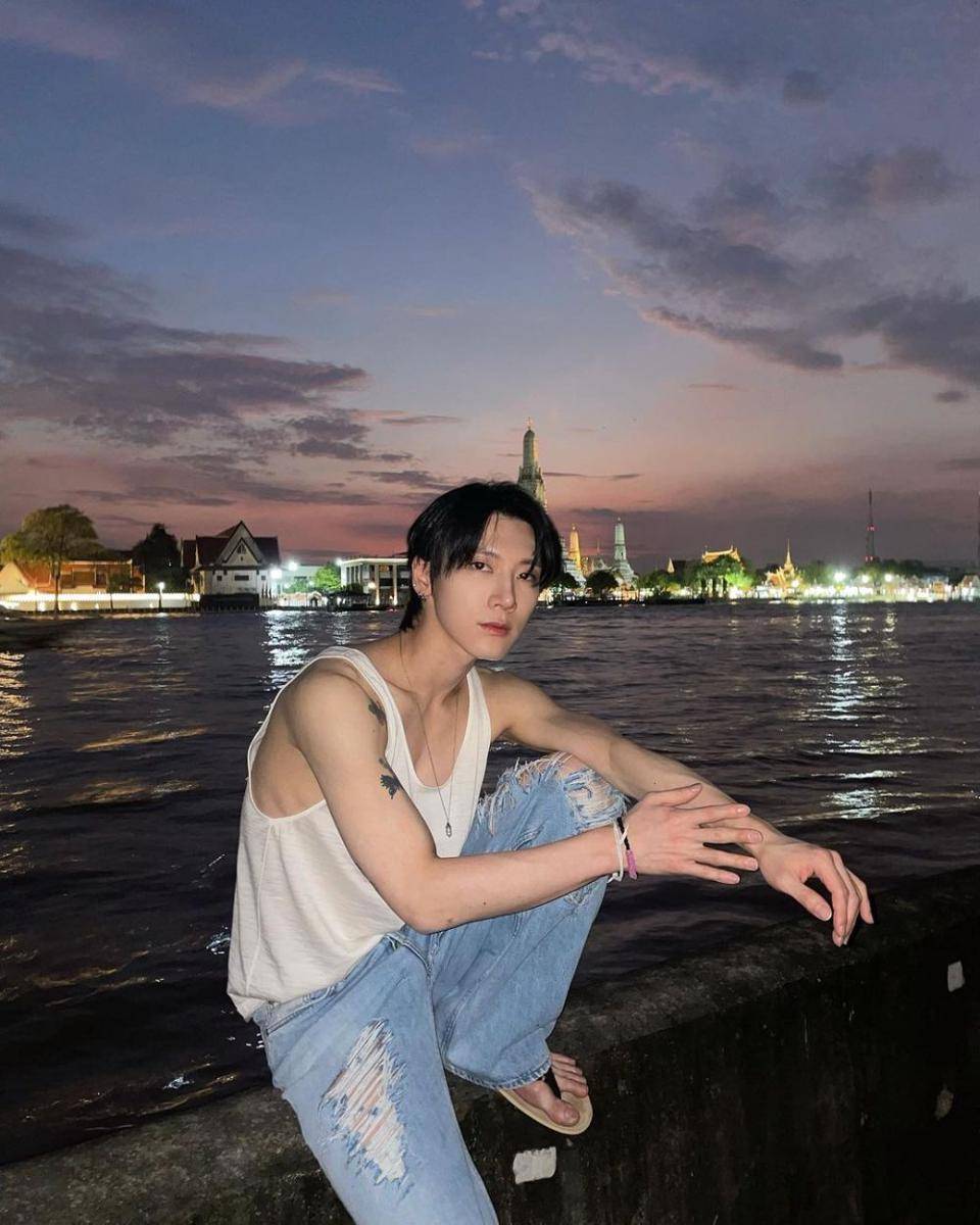 sleeveless top ala Ten WayV (instagram.com/tenlee_1001)