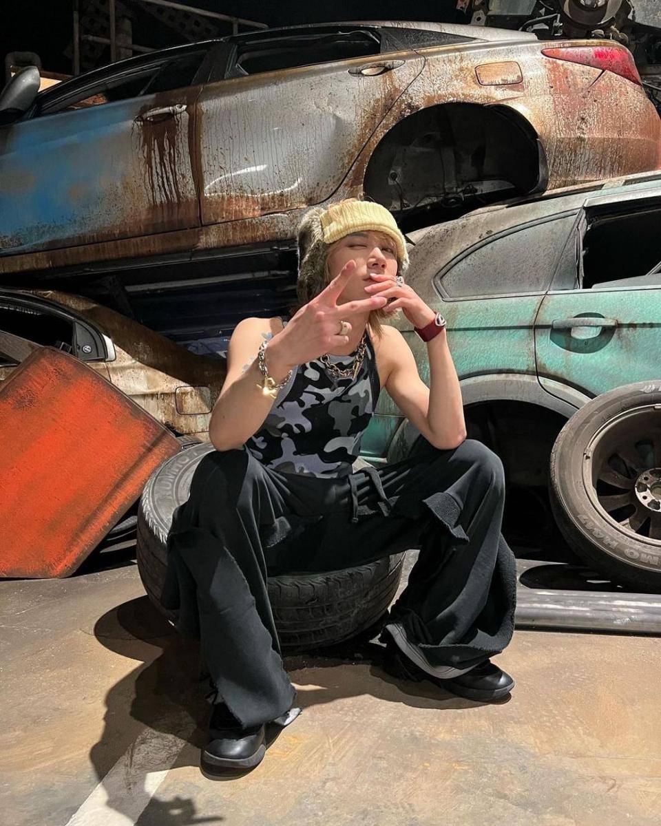 sleeveless top ala Ten WayV (instagram.com/tenlee_1001)