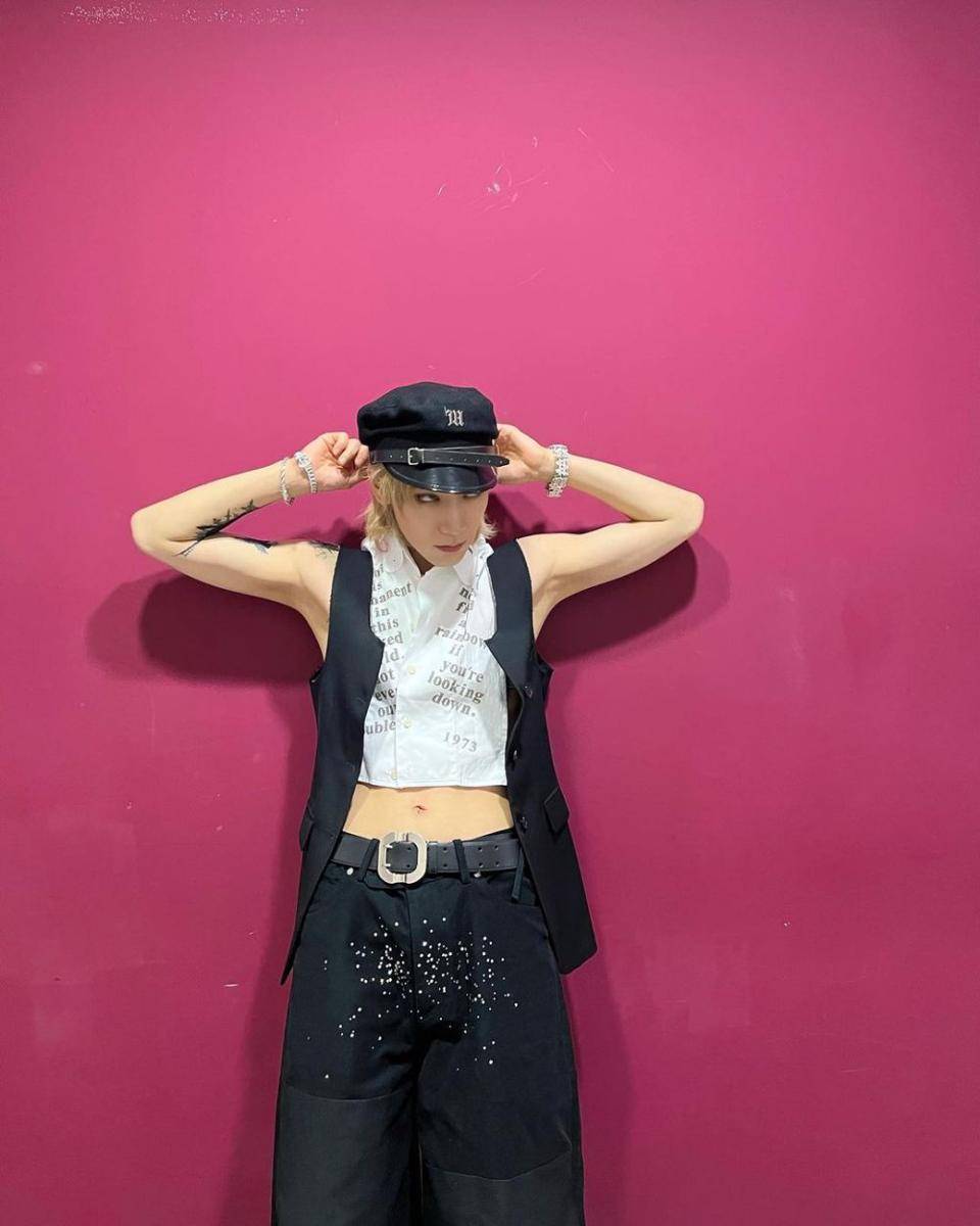 sleeveless top ala Ten WayV (instagram.com/tenlee_1001)