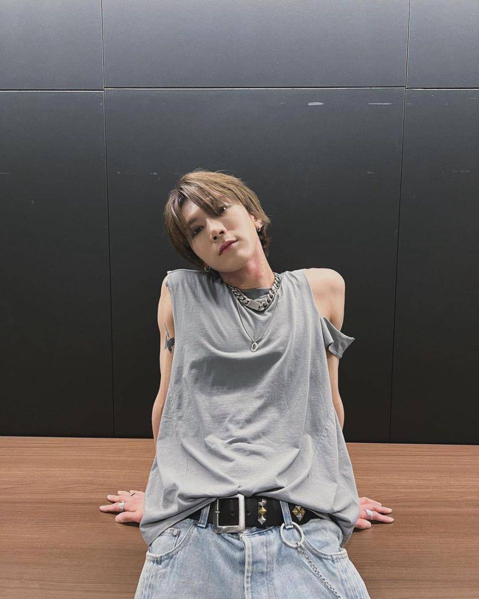 sleeveless top ala Ten WayV (instagram.com/tenlee_1001)