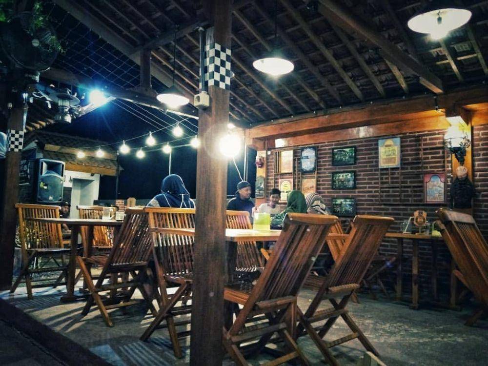 Angkringan Joklitik. Instagram/jenar_pasopati