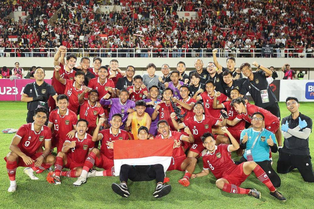 Timnas Indonesia U-23 saat melakukan perayaan usai lolos ke Piala Asia U-23 2023. (instagram.com/timnas.indonesia)