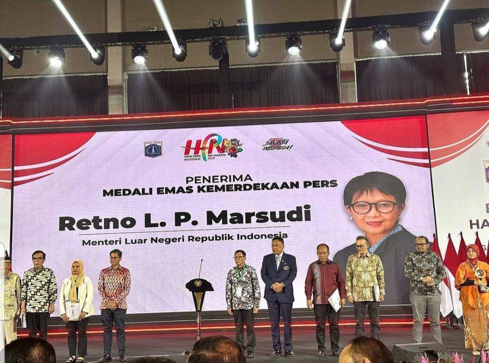 Keren! Menlu Retno Terima Medali Emas Kemerdekaan Pers PWI di HPN 2024