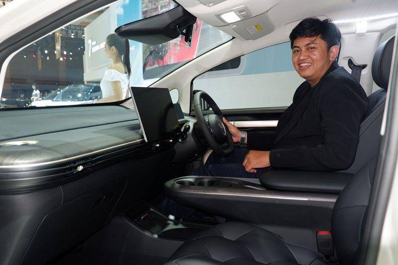Wuling Cloud EV dibekali dengan dua layar besar pada bagian dashboard yang terdiri dari 8.8 Inch Multi Information Display dan 15.6 Inch LED Central Control Screen (dok. Istimewa)